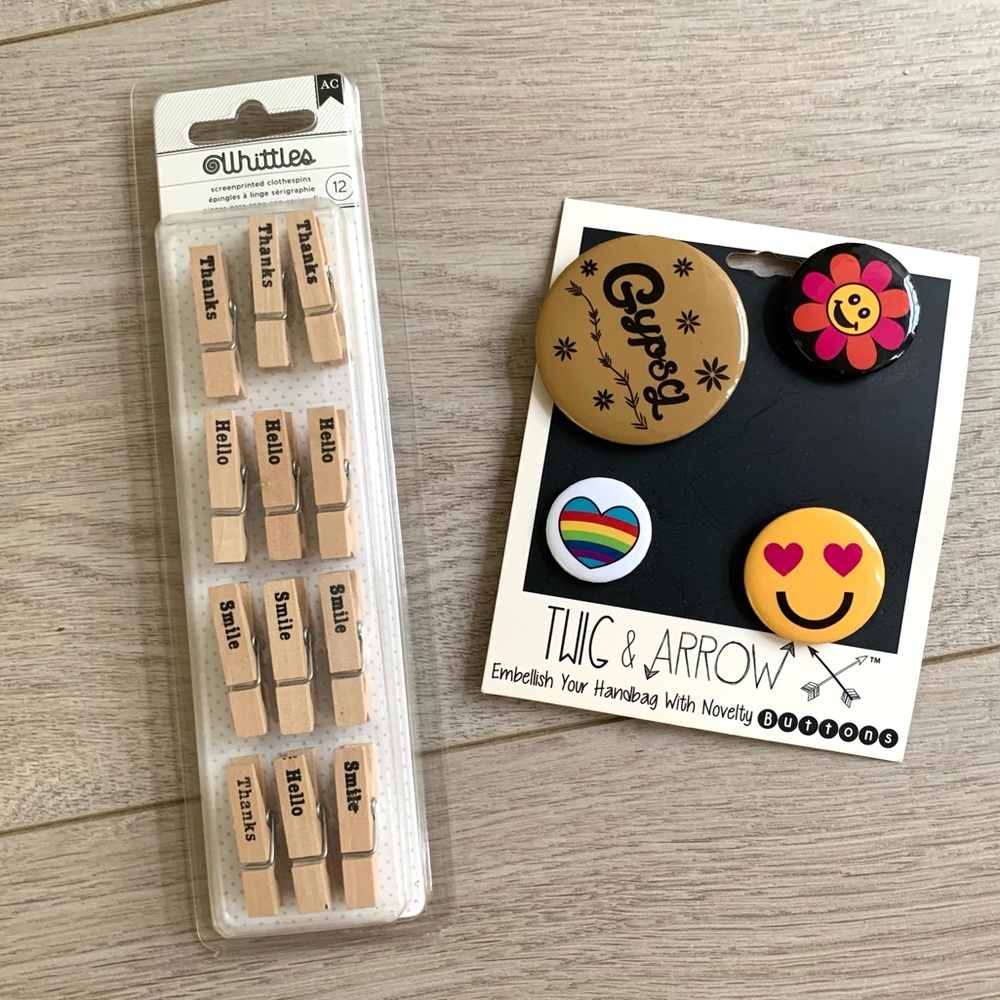 🆕 Boutique Set 4 Emoji gypsy buttons + 12 art word clips